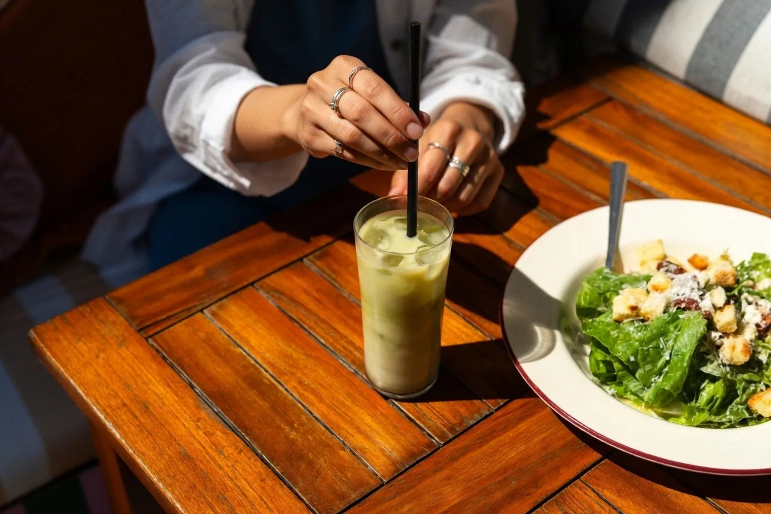 Café et matcha : pourquoi le sucre ajouté compromet leurs bienfaits santé