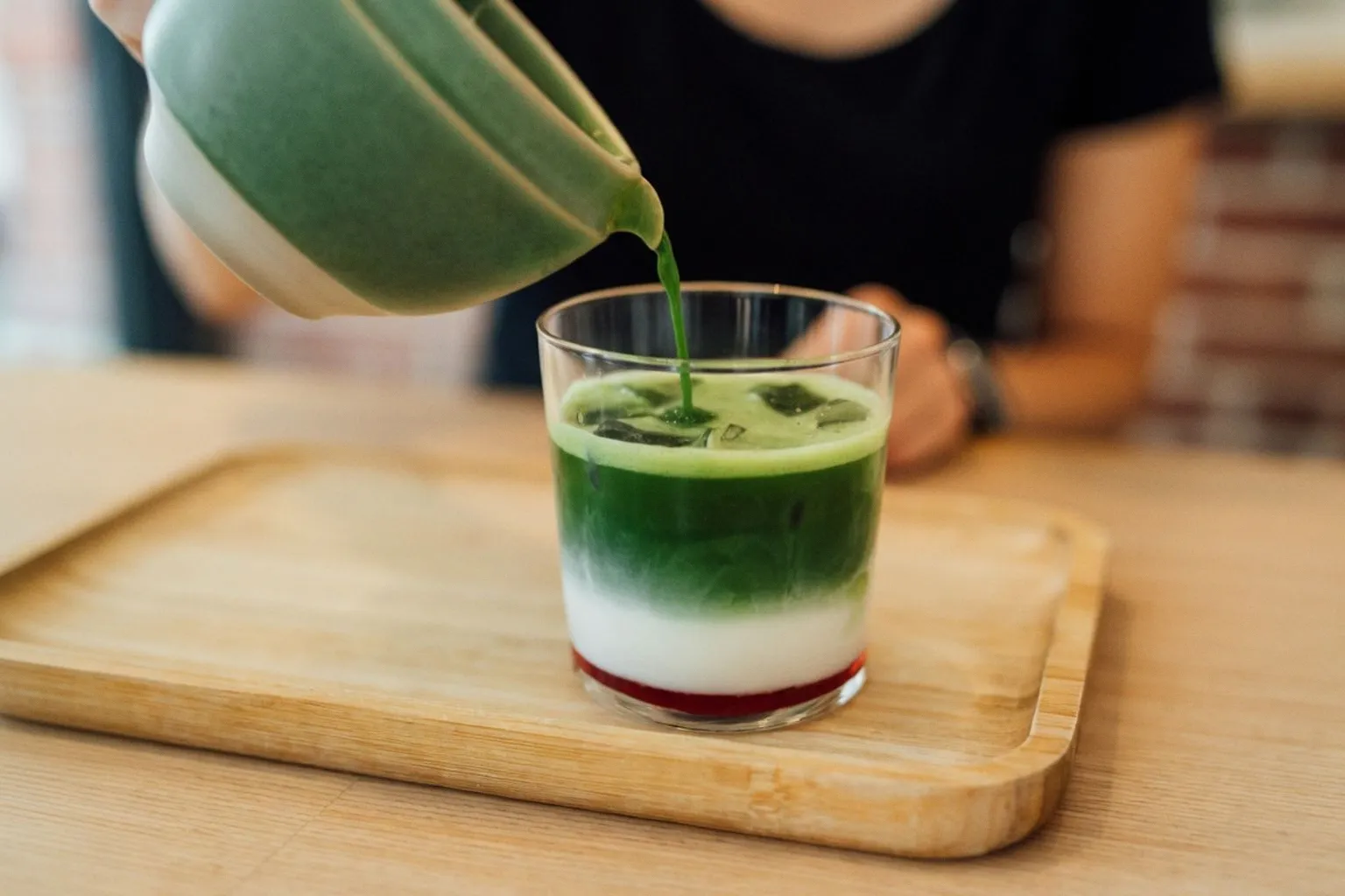 Matcha à Montréal : comment distinguer le vrai thé de spécialité des poudres bas de gamme